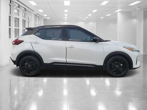 2022 Nissan Kicks SR