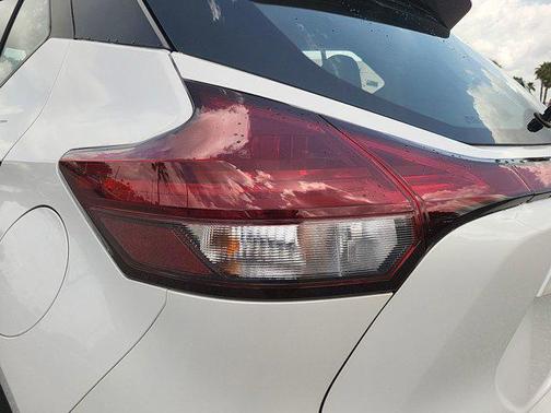 2022 Nissan Kicks SR