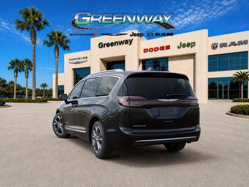 Diamond Black Crystal Pearlcoat 2026 Chrysler Pacifica L