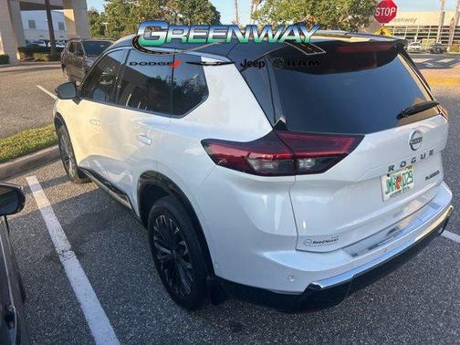 Everest White Pearl/Super Black 2024 Nissan Rogue Platinum