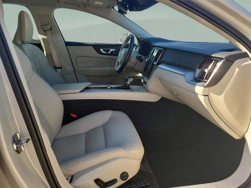 2020 Volvo V60 T5 Momentum