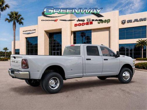 Bright White Clearcoat 2026 RAM 3500 Tradesman Crew Cab 4x4 8' Box