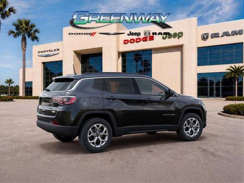 Diamond Black Crystal Pearlcoat 2026 Jeep Compass Latitude