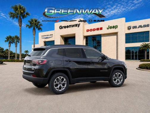 Diamond Black Crystal Pearlcoat 2026 Jeep Compass Latitude