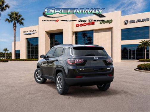 Diamond Black Crystal Pearlcoat 2026 Jeep Compass Latitude