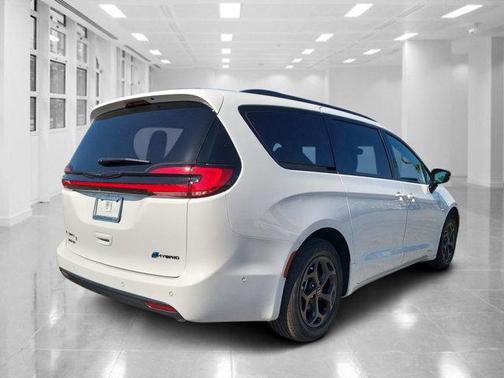 2025 Chrysler Pacifica Hybrid Premium S Appearance Pkg
