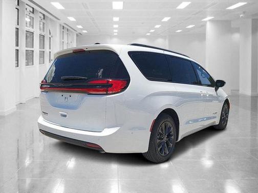 2025 Chrysler Pacifica L