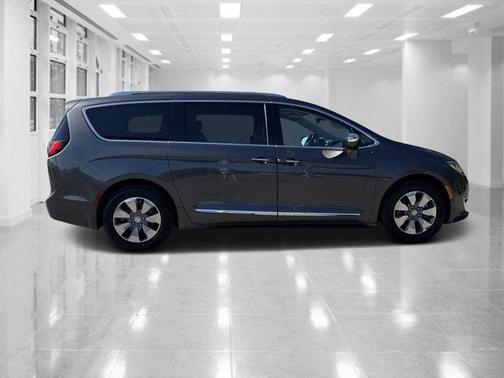 2017 Chrysler Pacifica Hybrid Platinum