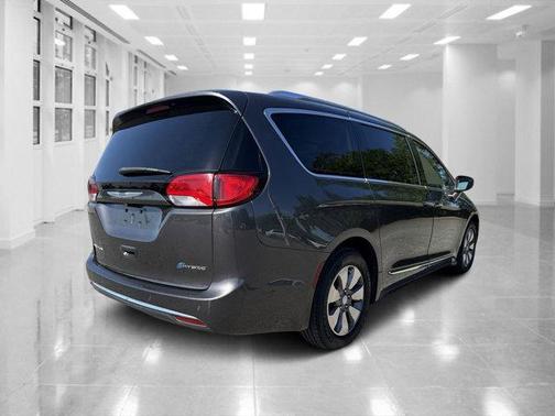 2017 Chrysler Pacifica Hybrid Platinum