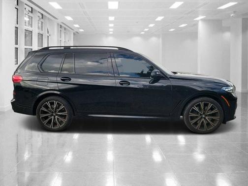2022 BMW X7 M50i