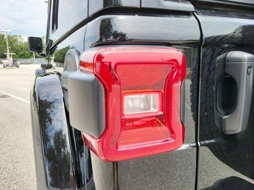2023 Jeep Wrangler 4-Door Sahara Altitude 4x4