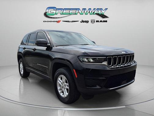 Diamond Black Crystal Pearlcoat 2022 Jeep Grand Cherokee Laredo