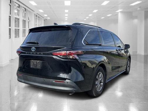 2021 Toyota Sienna XLE 8 Passenger