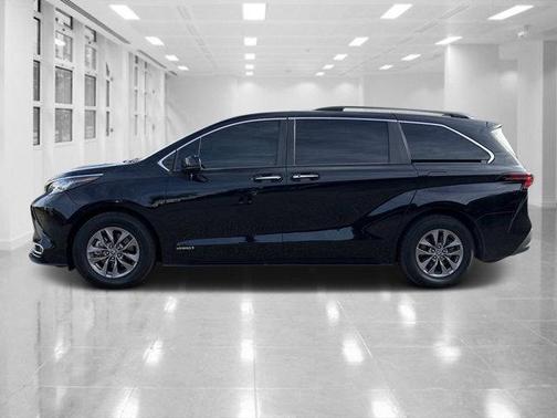 2021 Toyota Sienna XLE 8 Passenger
