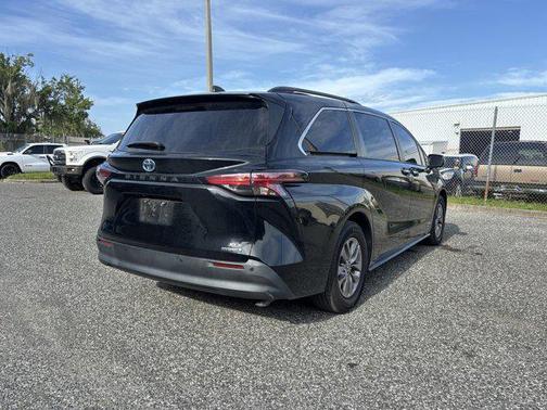 2021 Toyota Sienna XLE 8 Passenger