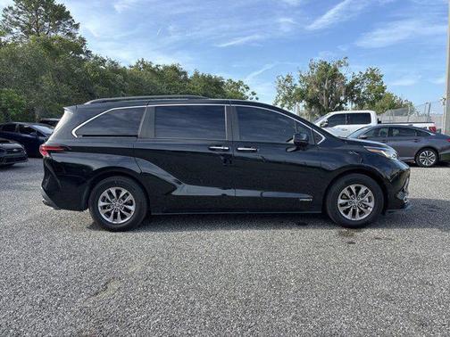 2021 Toyota Sienna XLE 8 Passenger