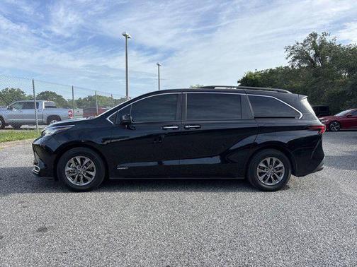 2021 Toyota Sienna XLE 8 Passenger