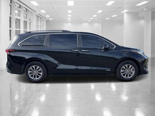 2021 Toyota Sienna XLE 8 Passenger