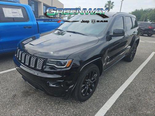 Diamond Black Crystal Pearlcoat 2022 Jeep Grand Cherokee Laredo