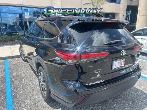 Midnight Black Metallic 2020 Toyota Highlander XLE