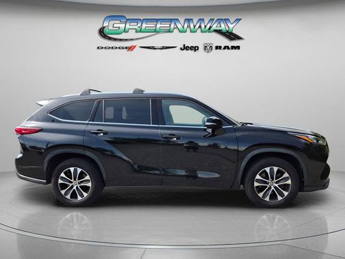 Midnight Black Metallic 2020 Toyota Highlander XLE