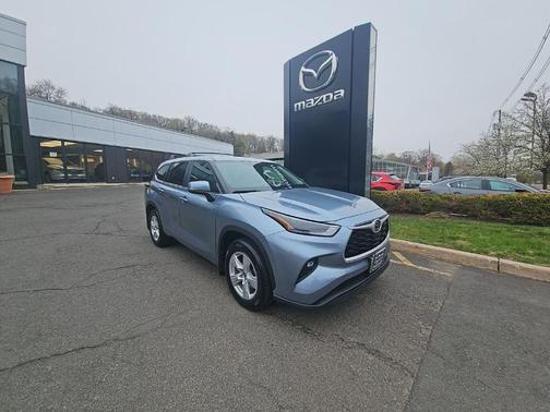 Moon Dust 2023 Toyota Highlander LE