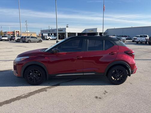 2023 Nissan Kicks SR
