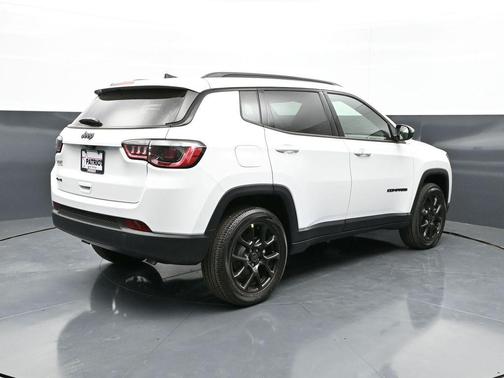 Bright White Clearcoat 2026 Jeep Compass Latitude