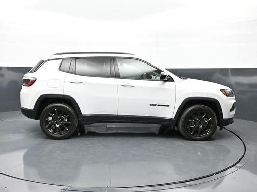 Bright White Clearcoat 2026 Jeep Compass Latitude
