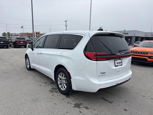 Bright White Clearcoat 2026 Chrysler Pacifica L
