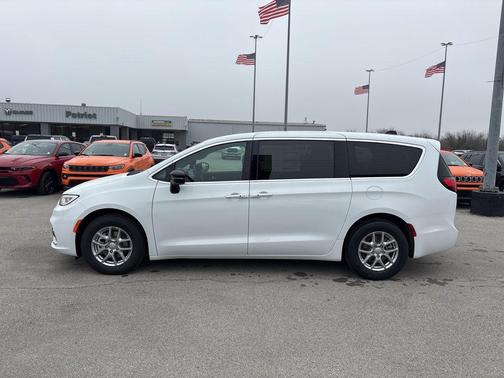 Bright White Clearcoat 2026 Chrysler Pacifica L