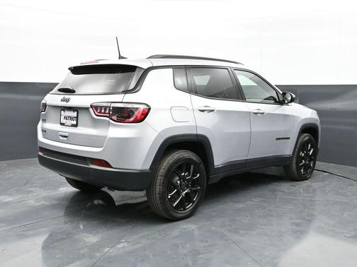 Silver Zynith Metallic Clearcoat 2026 Jeep Compass Latitude