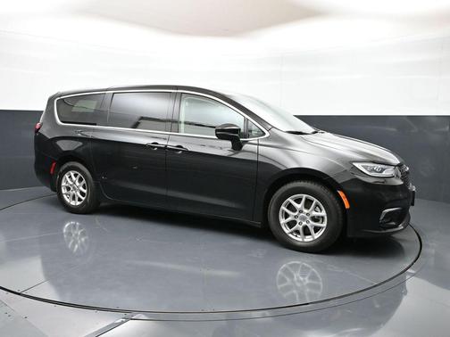 Brilliant Black Crystal Pearlcoat 2023 Chrysler Pacifica Touring L