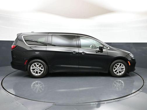 Brilliant Black Crystal Pearlcoat 2023 Chrysler Pacifica Touring L