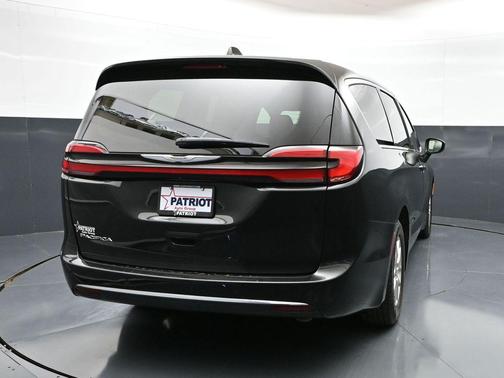 Brilliant Black Crystal Pearlcoat 2023 Chrysler Pacifica Touring L