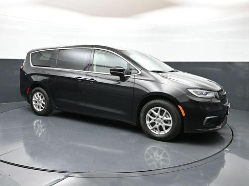 Brilliant Black Crystal Pearlcoat 2023 Chrysler Pacifica Touring L