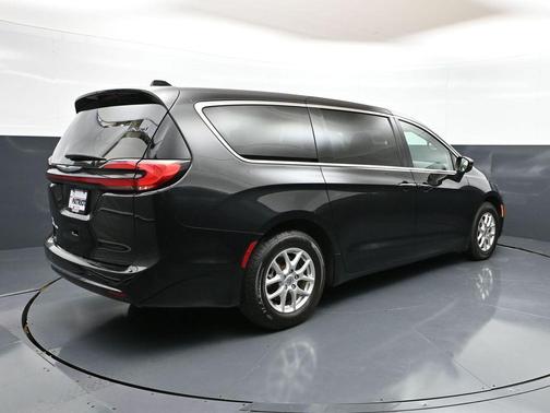 Brilliant Black Crystal Pearlcoat 2023 Chrysler Pacifica Touring L