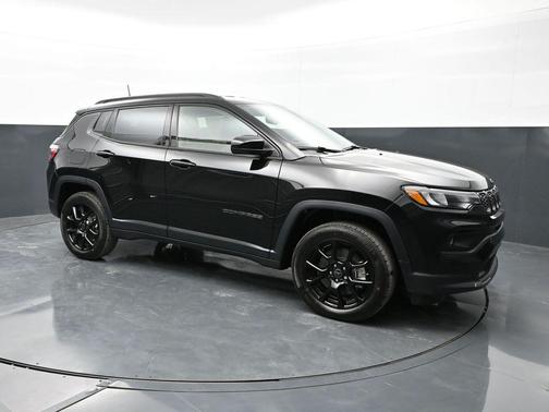 Diamond Black Crystal Pearlcoat 2026 Jeep Compass Latitude