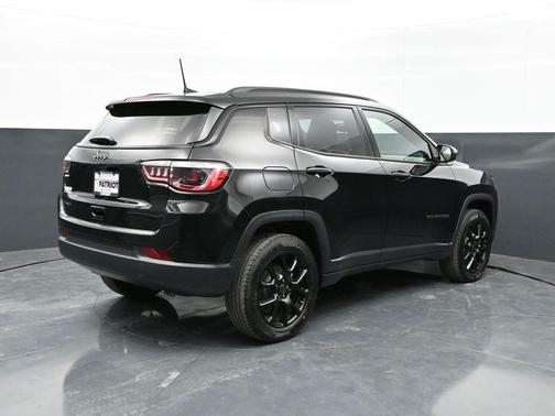 Diamond Black Crystal Pearlcoat 2026 Jeep Compass Latitude