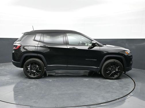 Diamond Black Crystal Pearlcoat 2026 Jeep Compass Latitude