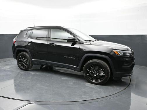 Diamond Black Crystal Pearlcoat 2026 Jeep Compass Latitude