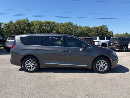 2020 Chrysler Voyager LX