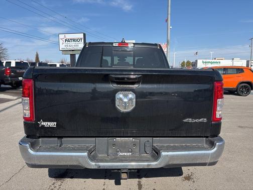 Diamond Black Crystal Pearlcoat 2022 RAM 1500 Big Horn/Lone Star