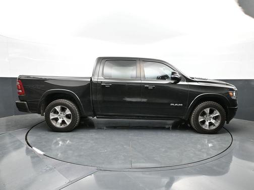 Diamond Black Crystal Pearlcoat 2022 RAM 1500 Laramie