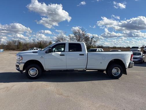2024 RAM 3500 Tradesman Crew Cab 4x4 8' Box