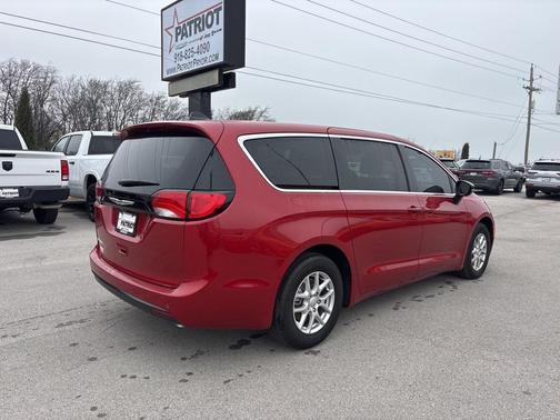 2026 Chrysler Voyager LX