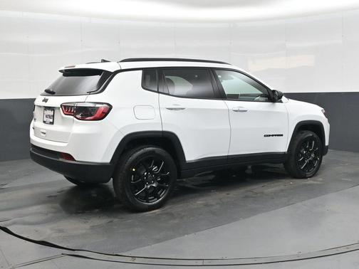 Bright White Clearcoat 2026 Jeep Compass Latitude
