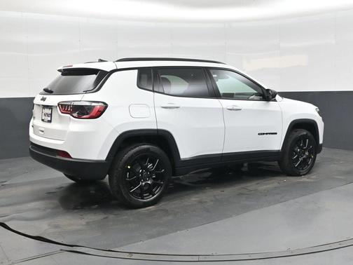 Bright White Clearcoat 2026 Jeep Compass Latitude
