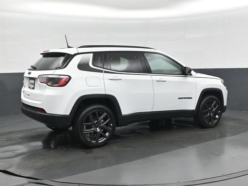 Bright White Clearcoat 2026 Jeep Compass Latitude