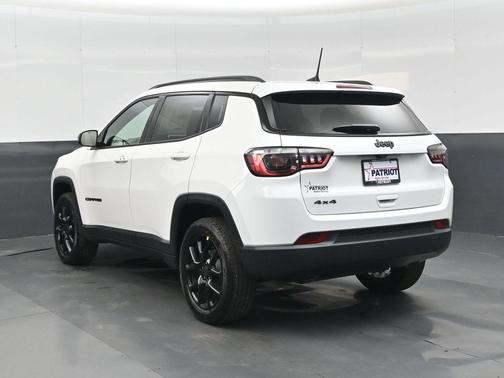 Bright White Clearcoat 2026 Jeep Compass Latitude